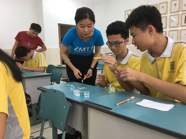 Dr. Jialin Zhang vom ZMT zeigte den Studenten, wie man den pH-Wert des Ozeans testet | Foto: Chunxia Jiang, Hainan University